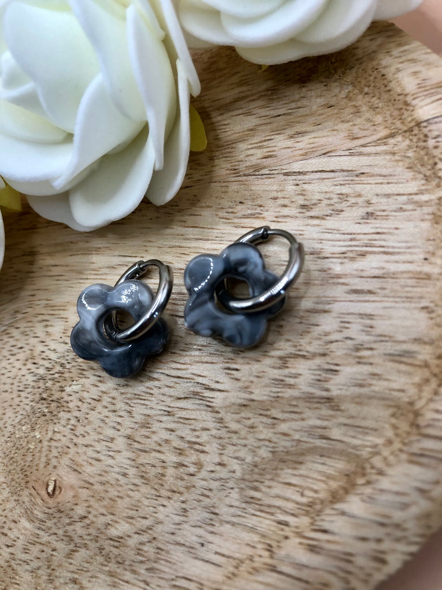 Boucles d’Oreilles Fleurs Percées - Grises