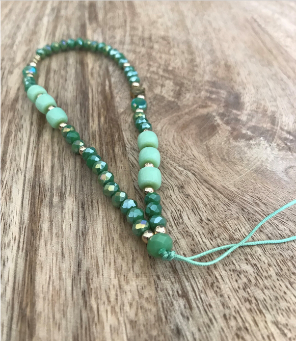 Bijou de Téléphone vert en Perles Facettes