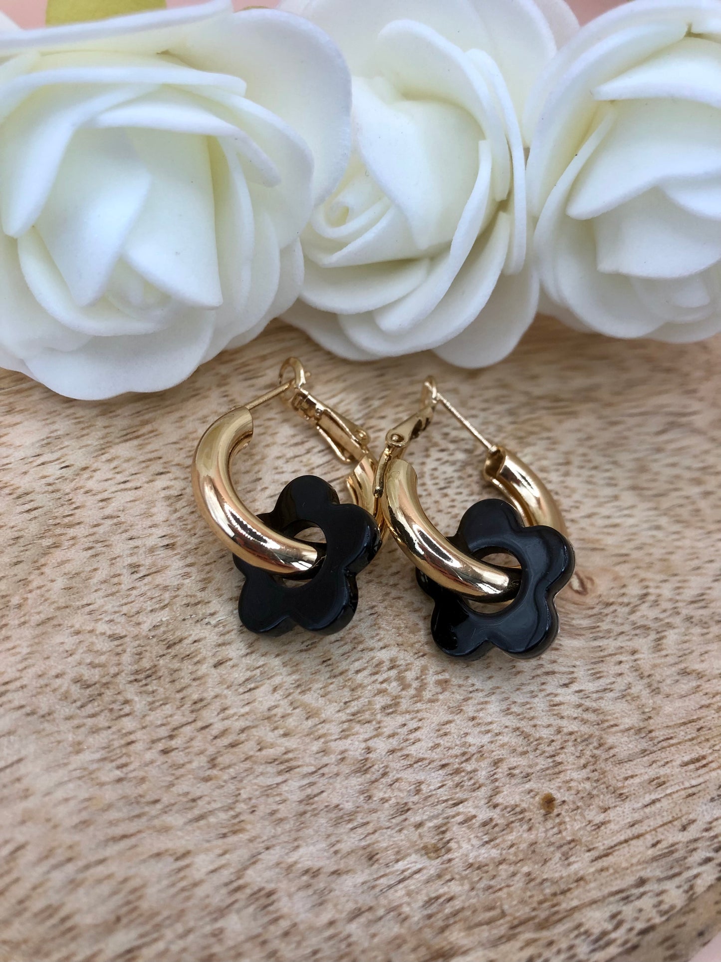 Boucles d’Oreilles Fleurs Percées - Noires