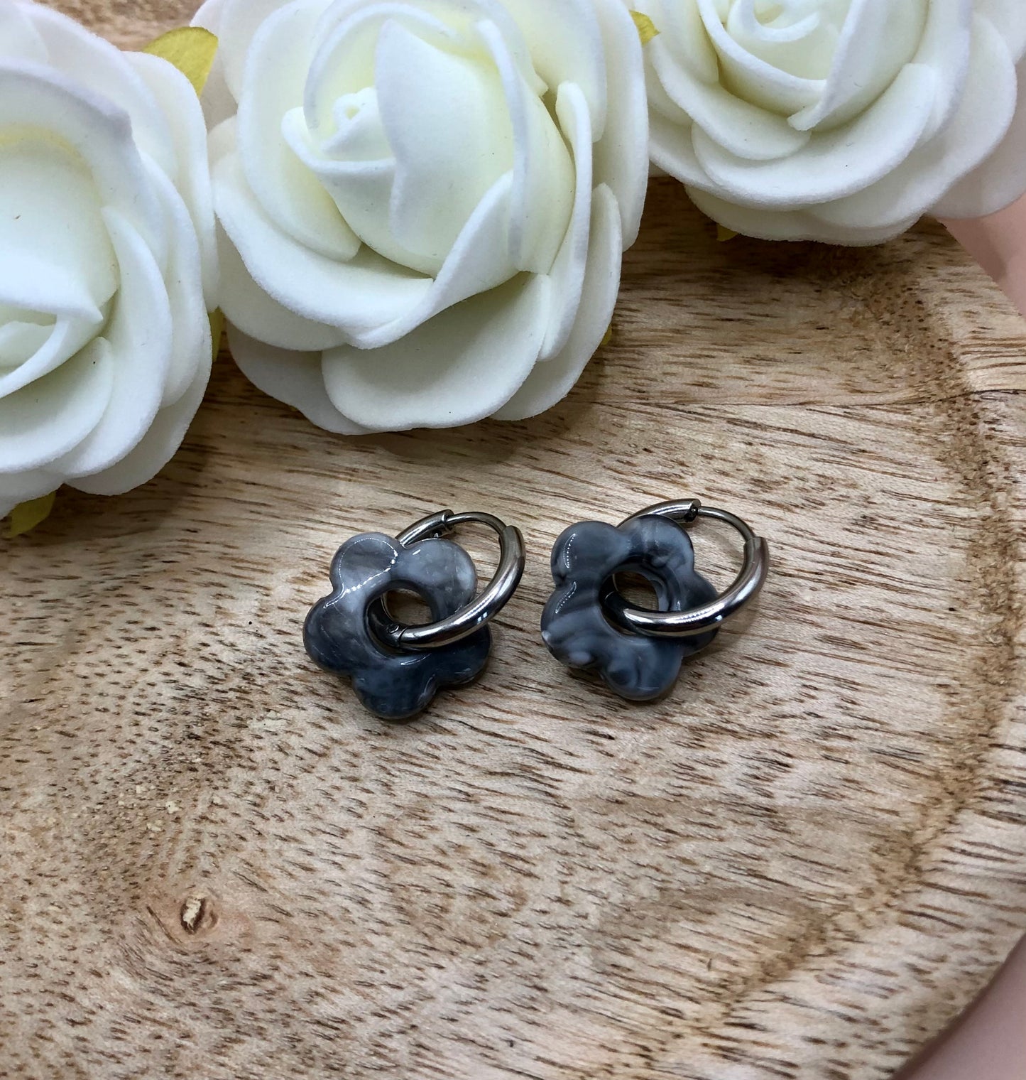 Boucles d’Oreilles Fleurs Percées - Grises
