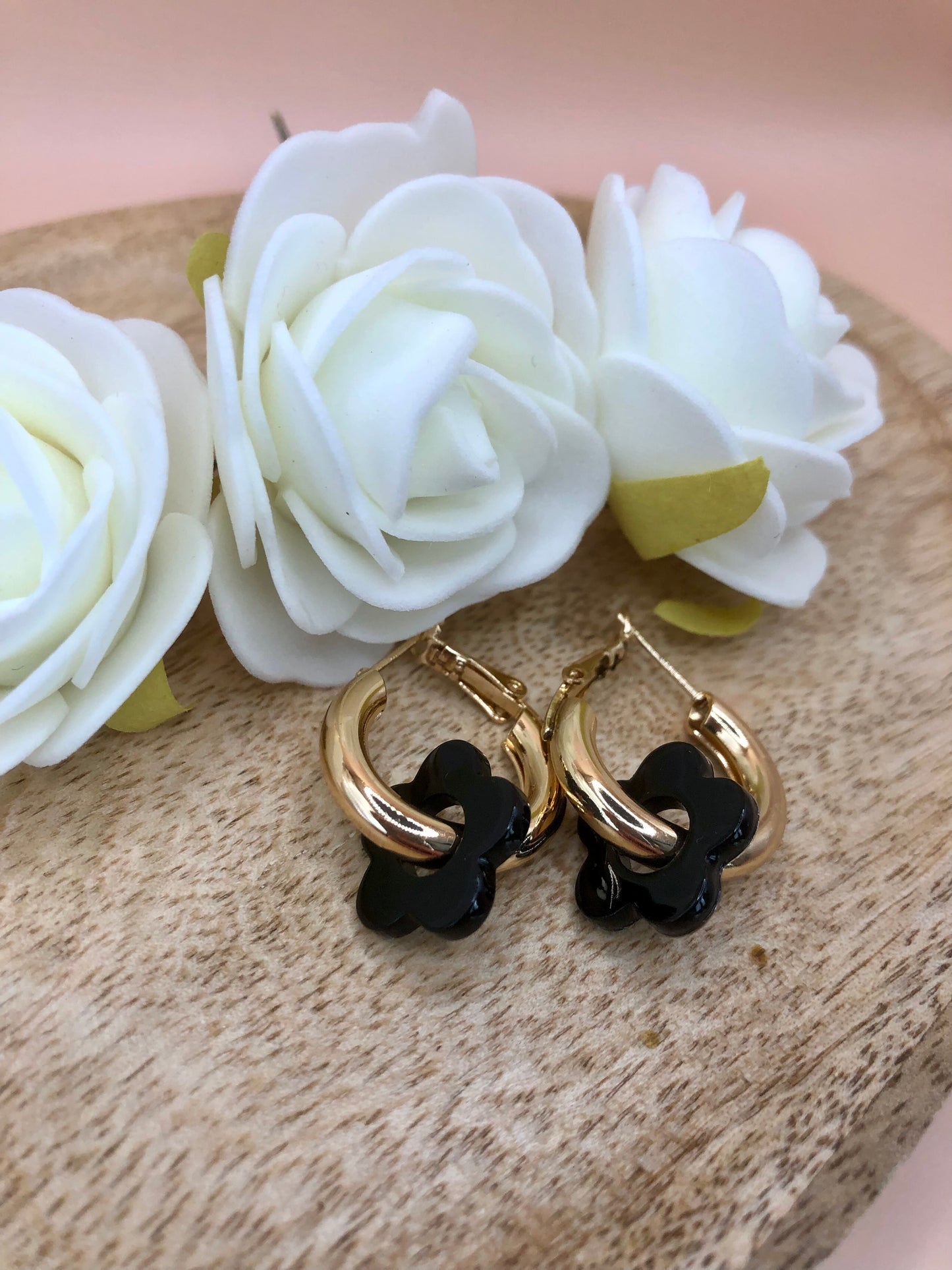 Boucles d’Oreilles Fleurs Percées - Noires