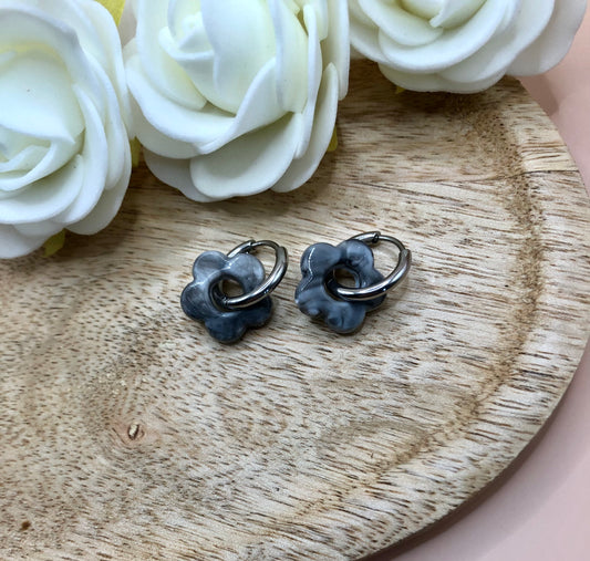 Boucles d’Oreilles Fleurs Percées - Grises